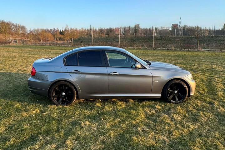 Grå BMW 320i fra 2009