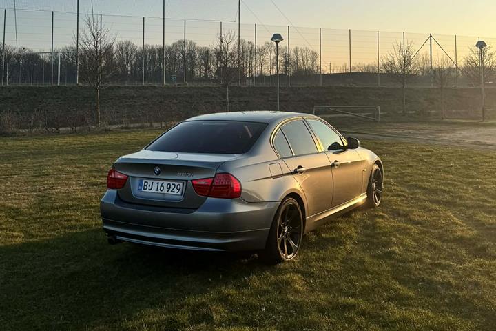 Grå BMW 320i fra 2009
