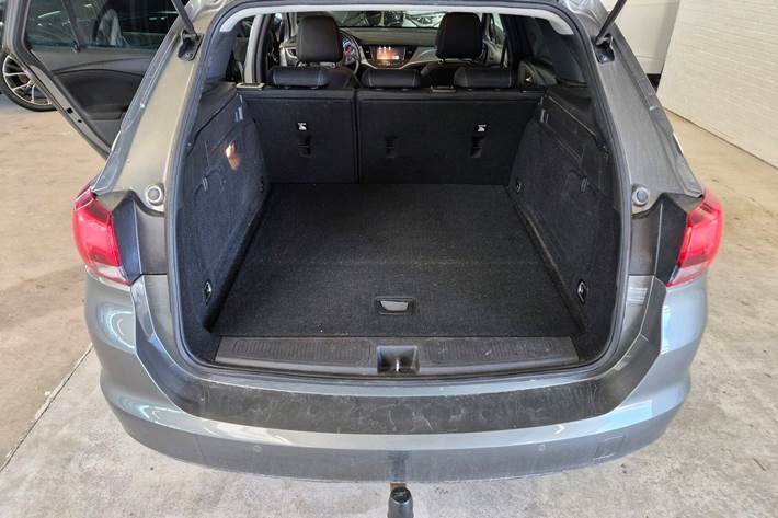 Sort Opel Astra fra 2018