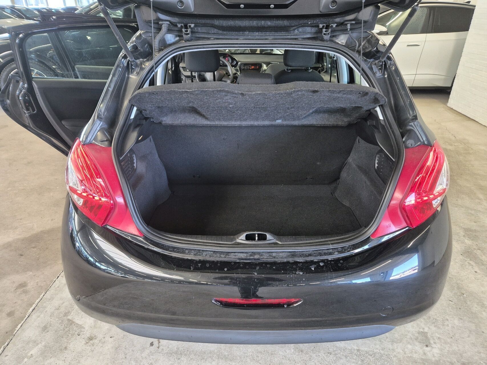 Sort Peugeot 208 fra 2015