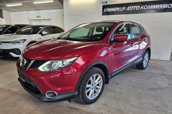 Rød Nissan Qashqai fra 2016