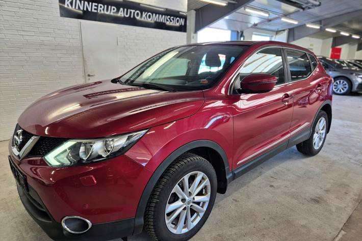 Rød Nissan Qashqai fra 2016