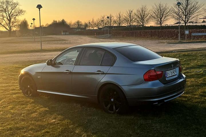 Grå BMW 320i fra 2009