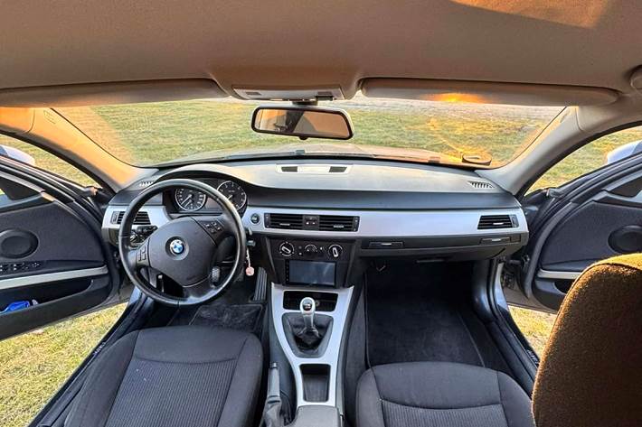 Grå BMW 320i fra 2009