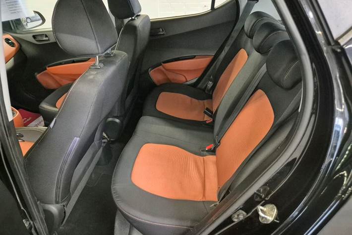 Sort Hyundai i10 fra 2015