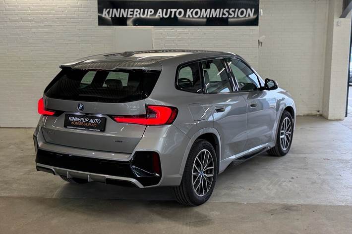 Sølv BMW iX1 fra 2023