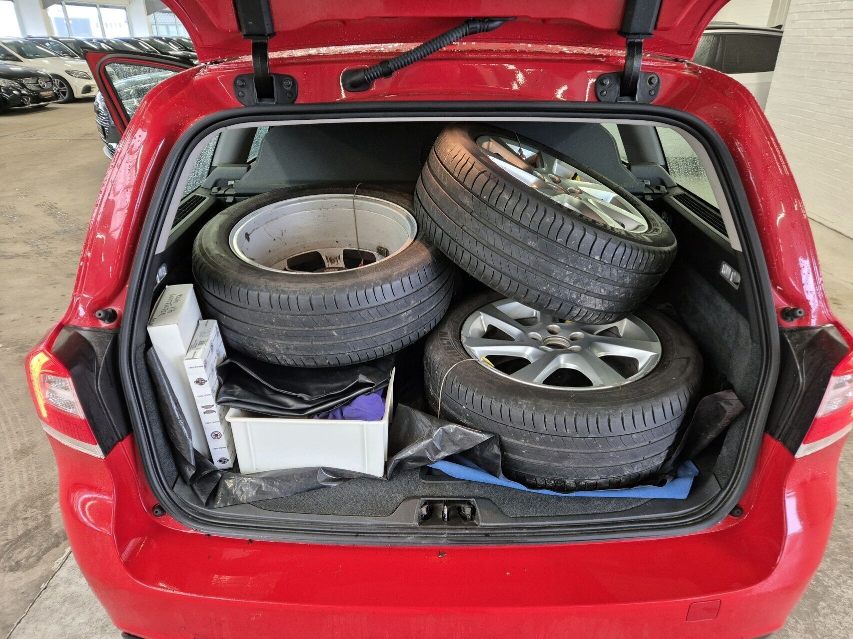 Rød Volvo V70 fra 2013