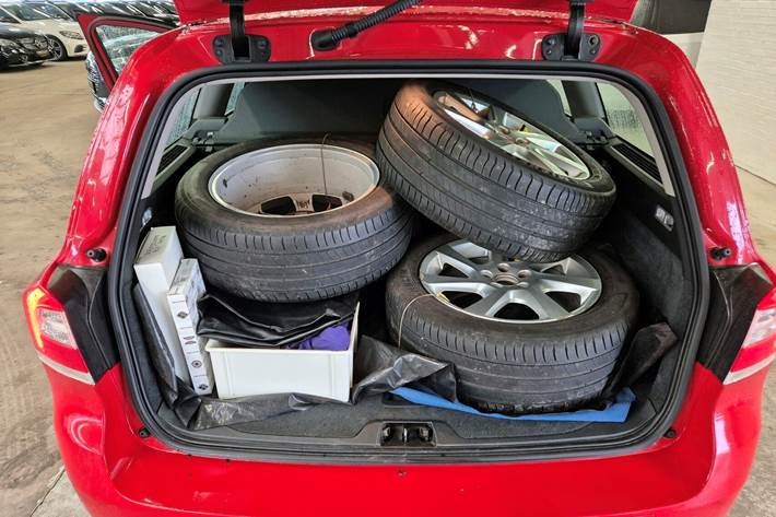 Rød Volvo V70 fra 2013