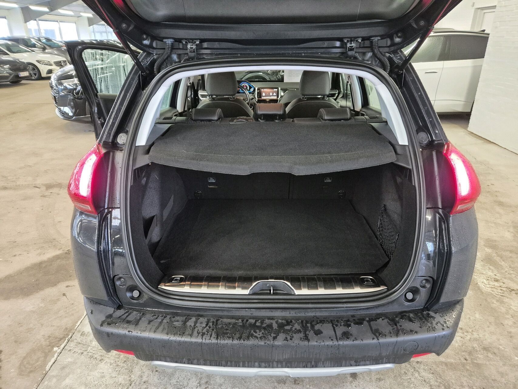 Grå Peugeot 2008 fra 2017