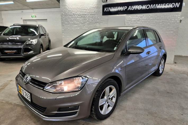 Grå VW Golf fra 2015