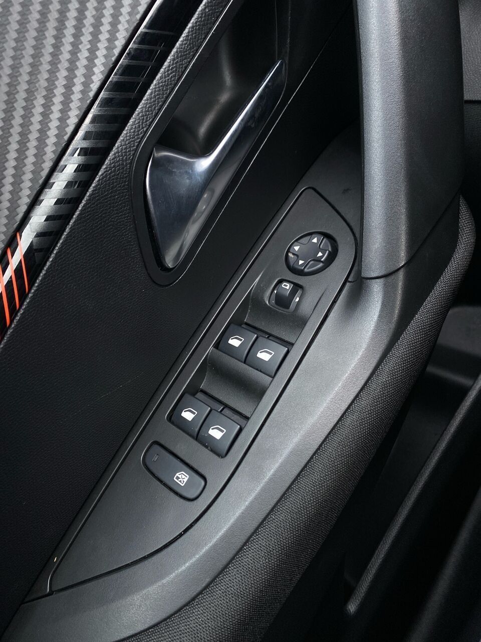 Sølv Peugeot e-2008 fra 2021