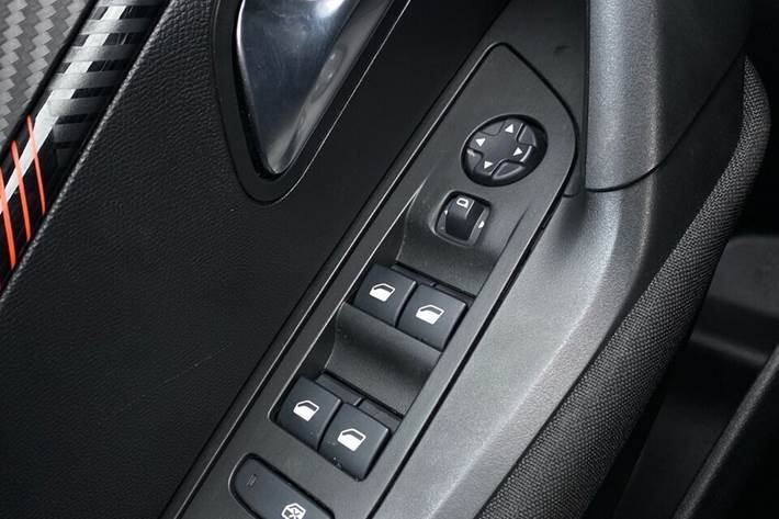 Sølv Peugeot e-2008 fra 2021