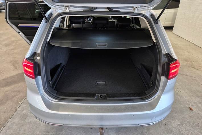 Sølv VW Passat fra 2015