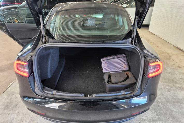 Sort Tesla Model 3 fra 2019