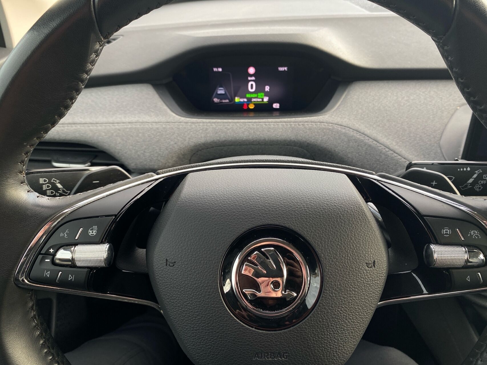 Hvid Skoda Enyaq fra 2022