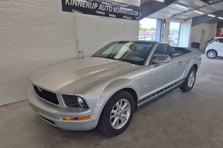 Sølv Ford Mustang fra 2006