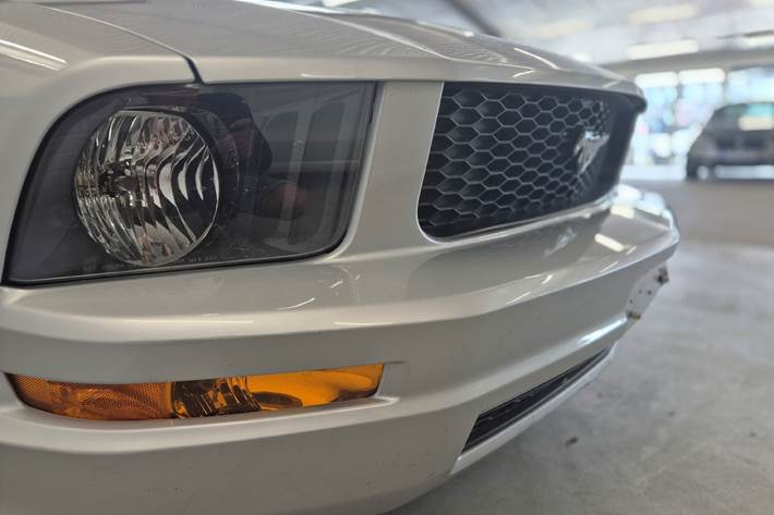Sølv Ford Mustang fra 2006