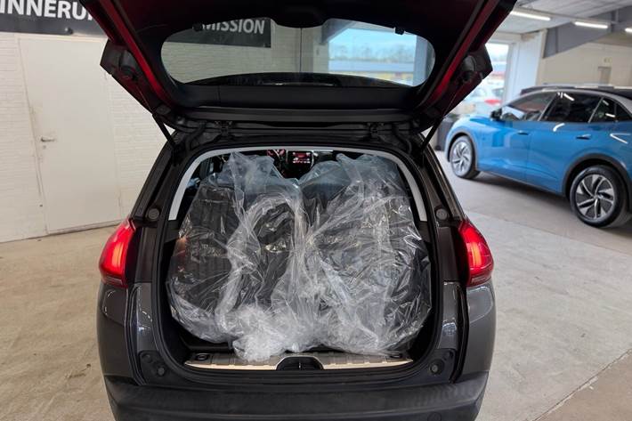 Sort Peugeot 2008 fra 2018