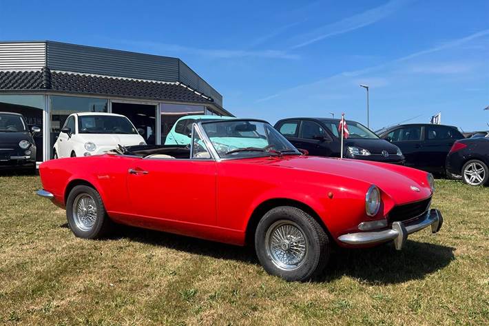 Rød Fiat 124 fra 1968