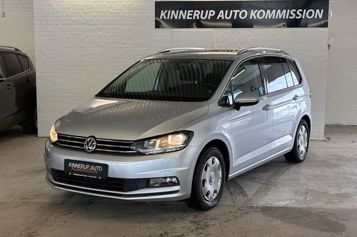 Sølv VW Touran fra 2017