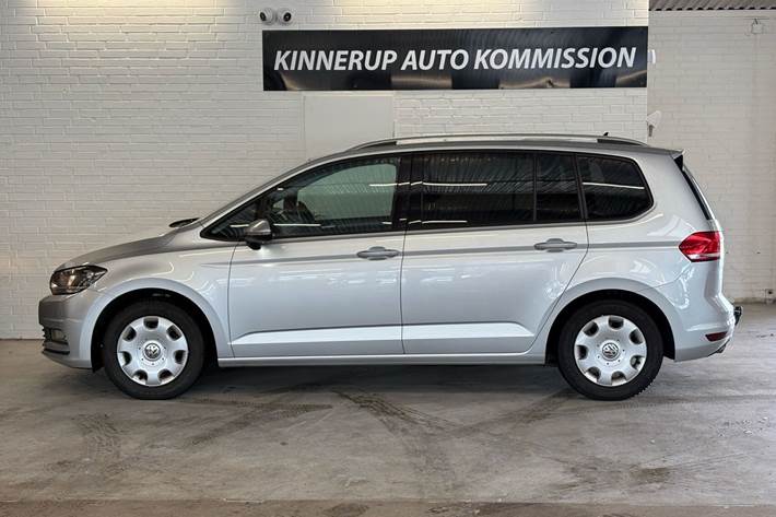 Sølv VW Touran fra 2017