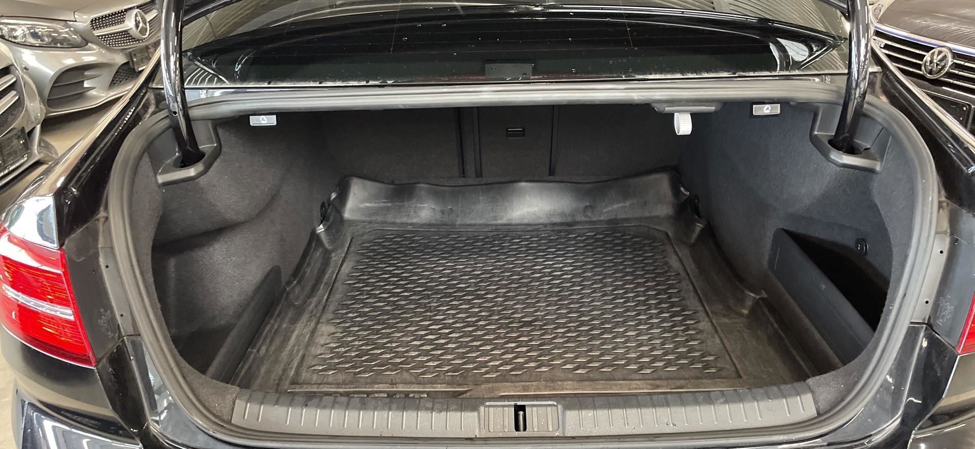 Sort VW Passat fra 2017