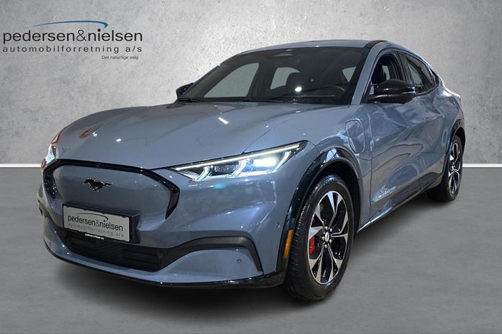 Blå Ford Mustang Mach-E fra 2023 set udefra