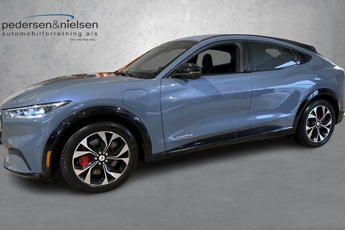 Blå Ford Mustang Mach-E fra 2023