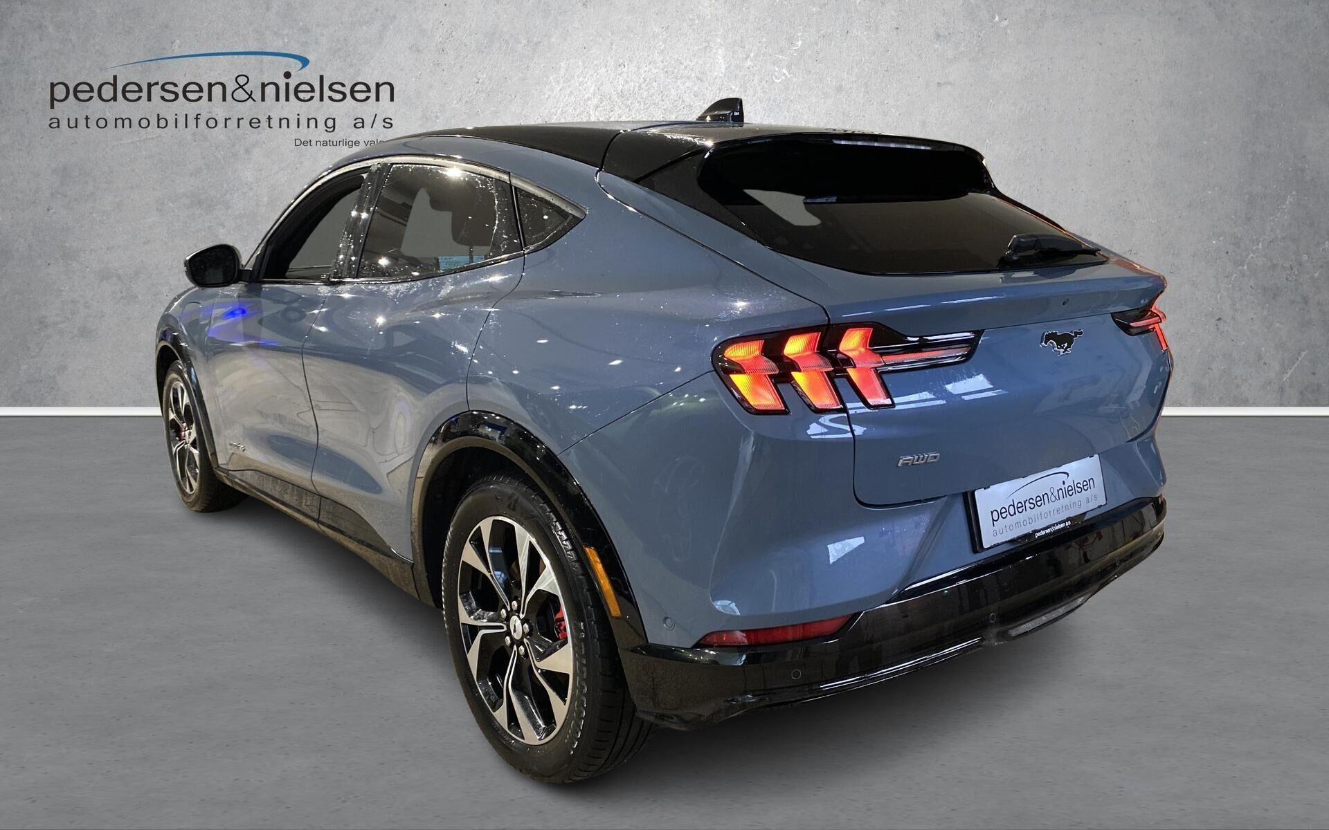 Blå Ford Mustang Mach-E fra 2023