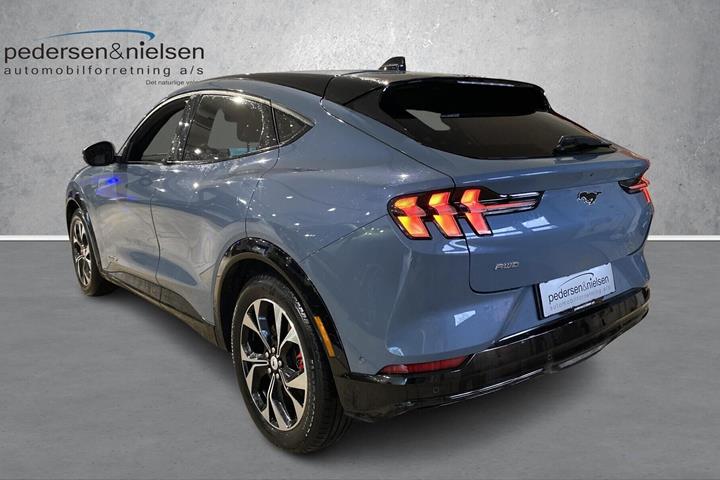 Blå Ford Mustang Mach-E fra 2023