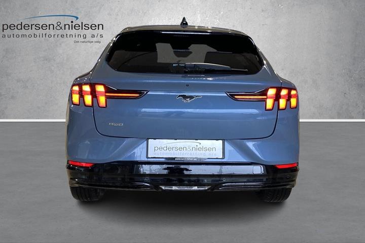 Blå Ford Mustang Mach-E fra 2023