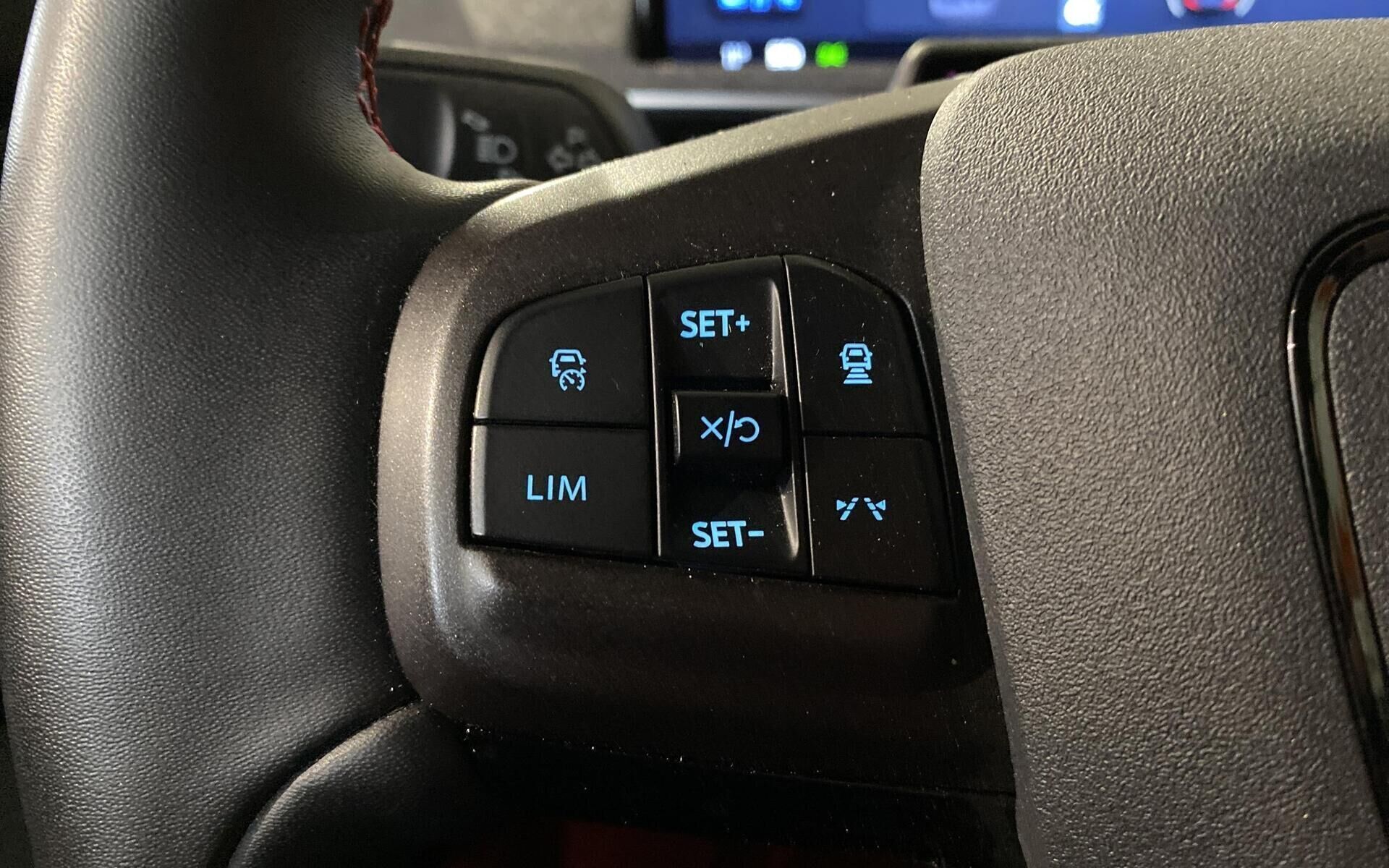 Blå Ford Mustang Mach-E fra 2023