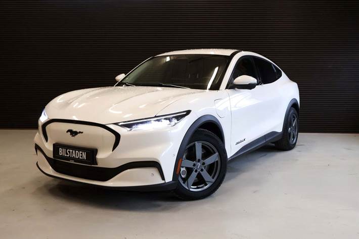 Hvid Ford Mustang Mach-E fra 2022 set udefra