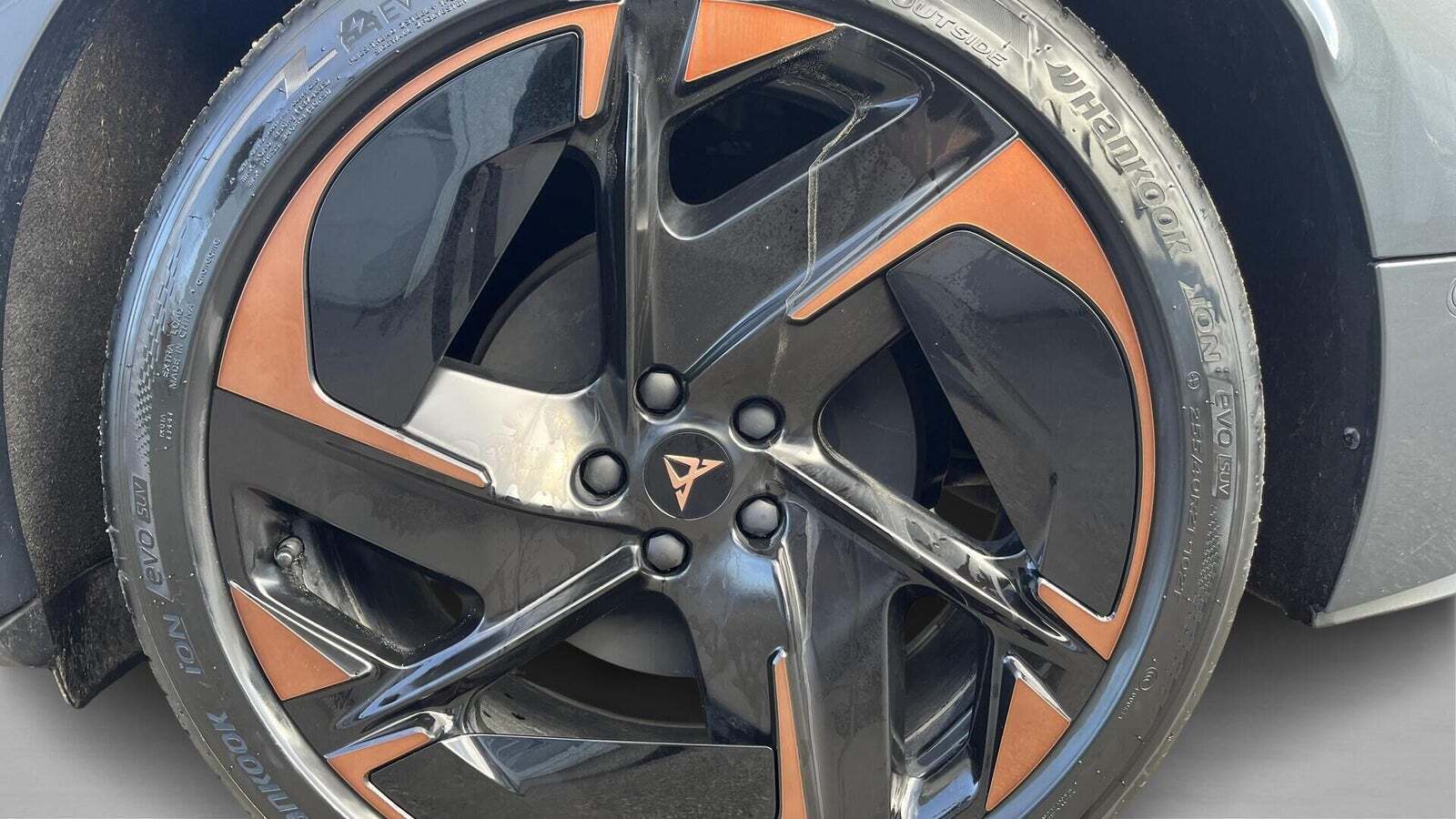 Hvid Cupra Tavascan fra 2025