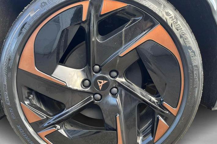 Hvid Cupra Tavascan fra 2025