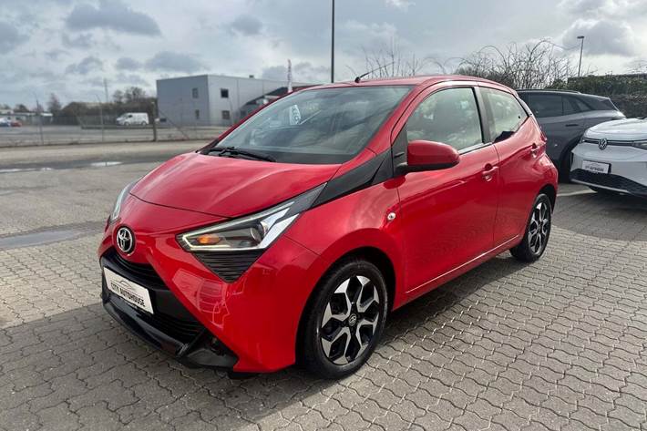 Rød Toyota Aygo fra 2019 set udefra