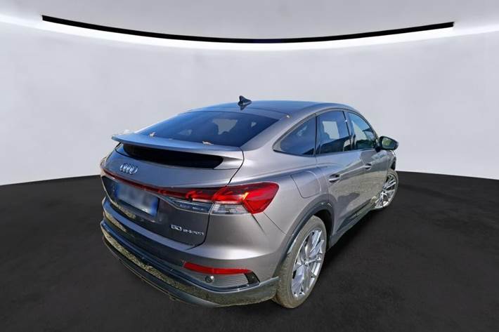 Grå Audi Q4 fra 2024