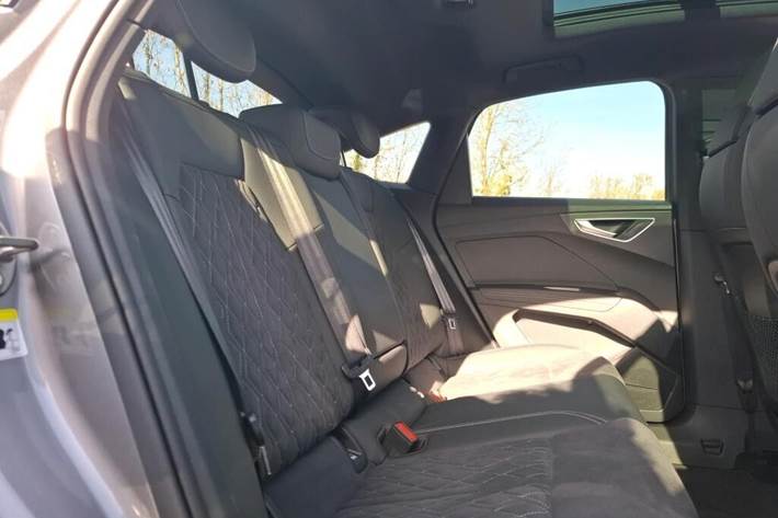 Grå Audi Q4 fra 2024