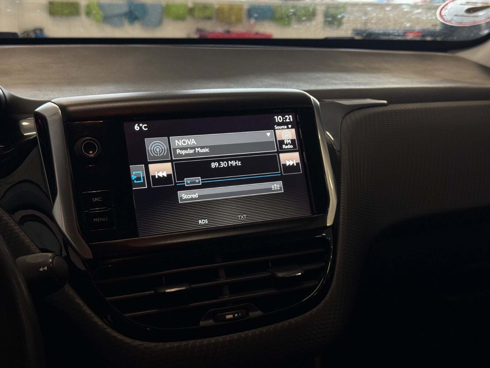 Beige Peugeot 2008 fra 2016