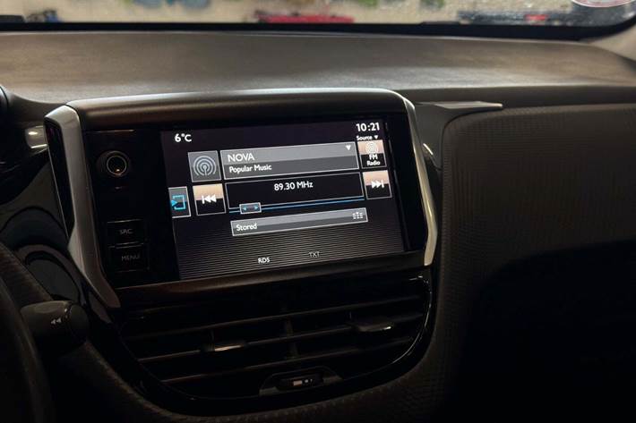 Beige Peugeot 2008 fra 2016