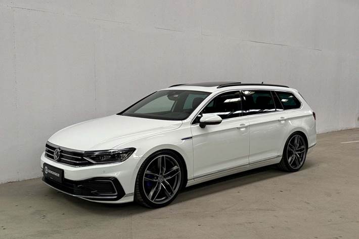 Hvid VW Passat fra 2020
