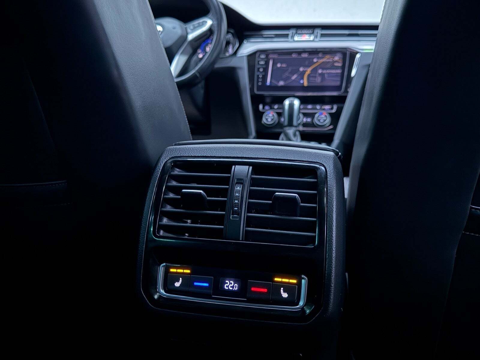 Hvid VW Passat fra 2020