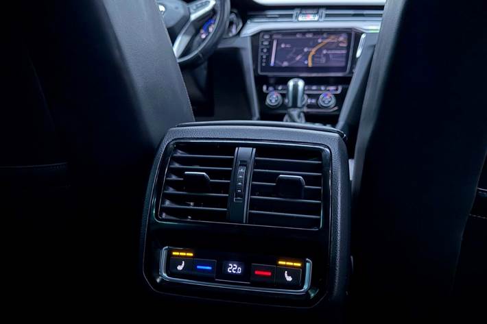 Hvid VW Passat fra 2020