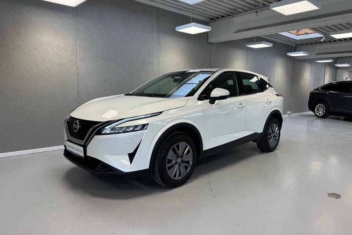 Hvid Nissan Qashqai fra 2022 set udefra