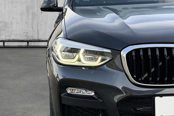Grå BMW X3 fra 2018
