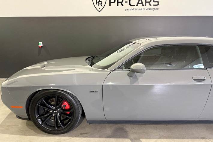 undefined Dodge Challenger fra 2018 set udefra