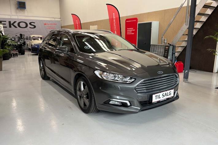 Grå Ford Mondeo fra 2017