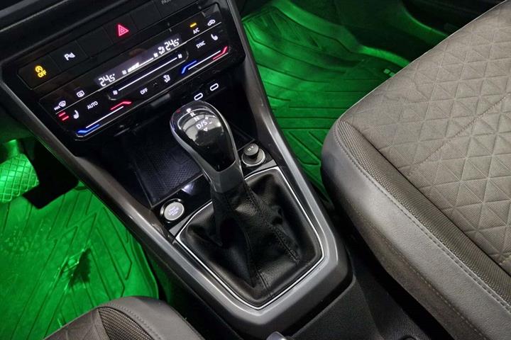 Turquoise VW T-Cross fra 2022