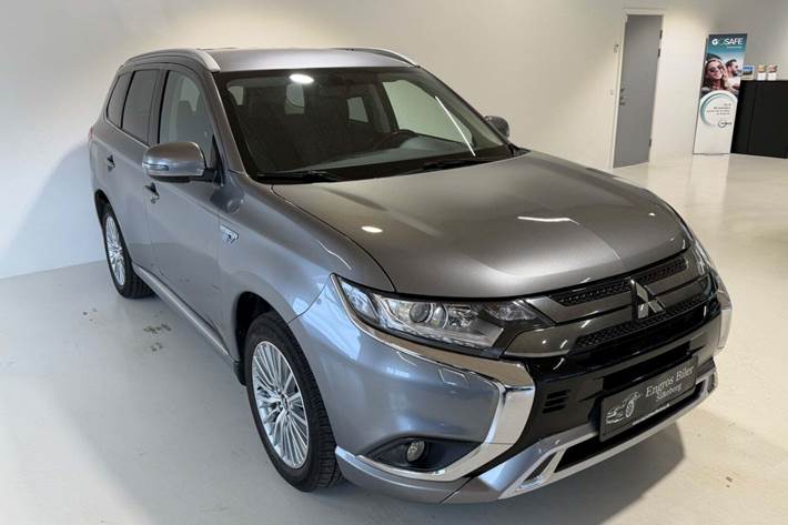Grå Mitsubishi Outlander fra 2020