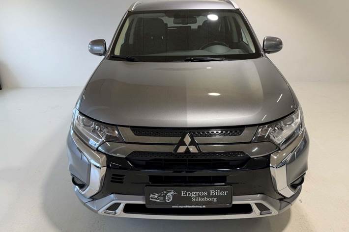 Grå Mitsubishi Outlander fra 2020